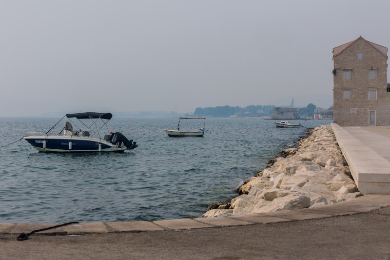 Slaba vidljivost u Kaštelima zbog velikog požara u okolici Tomislavgrada