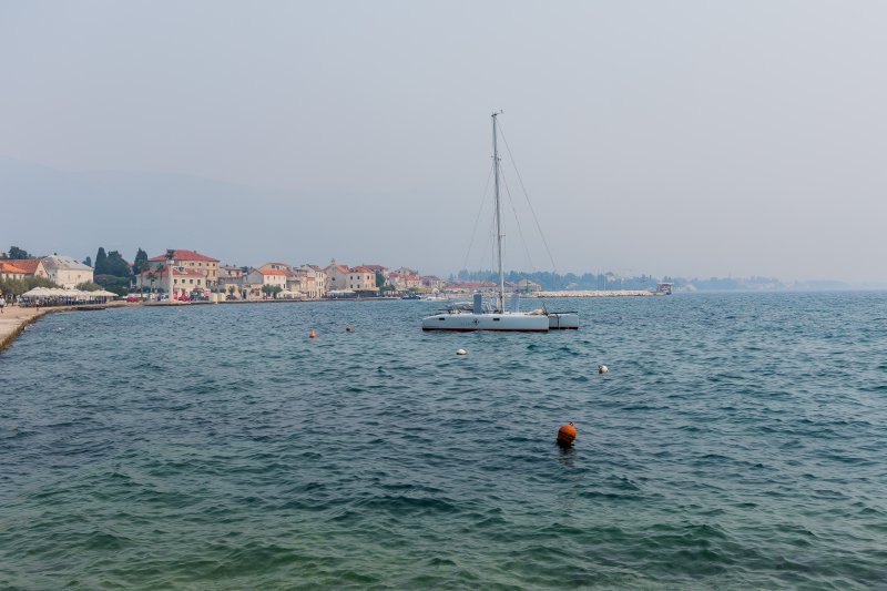 Slaba vidljivost u Kaštelima zbog velikog požara u okolici Tomislavgrada