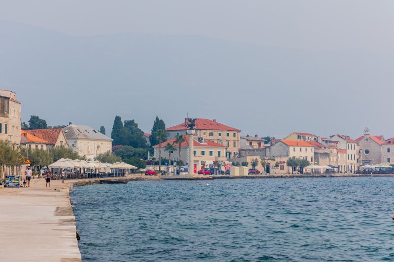 Slaba vidljivost u Kaštelima zbog velikog požara u okolici Tomislavgrada