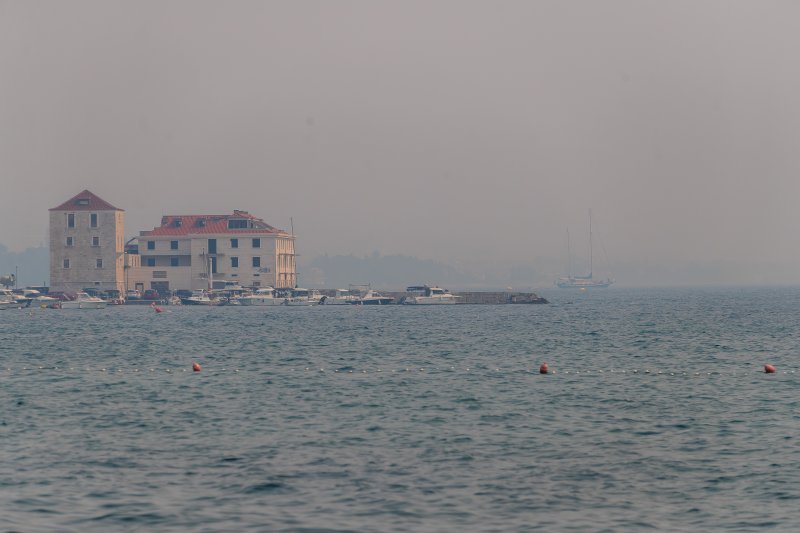 Slaba vidljivost u Kaštelima zbog velikog požara u okolici Tomislavgrada