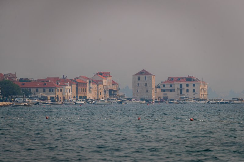 Slaba vidljivost u Kaštelima zbog velikog požara u okolici Tomislavgrada