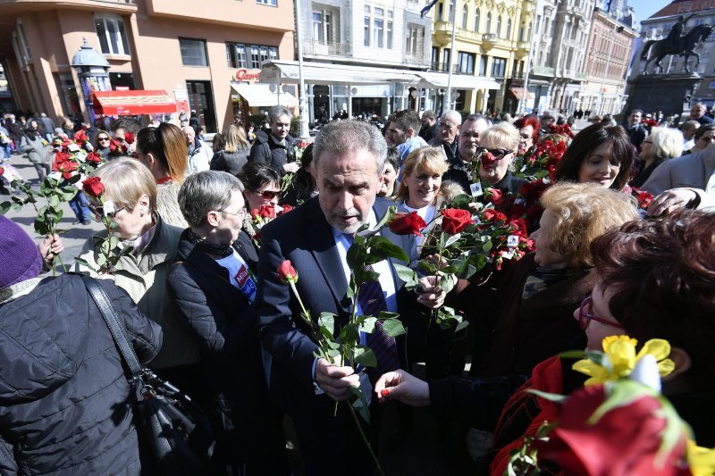 Milan Bandić dijelio ruže u povodu Dana žena