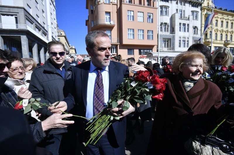 Milan Bandić dijelio ruže za Dana žena