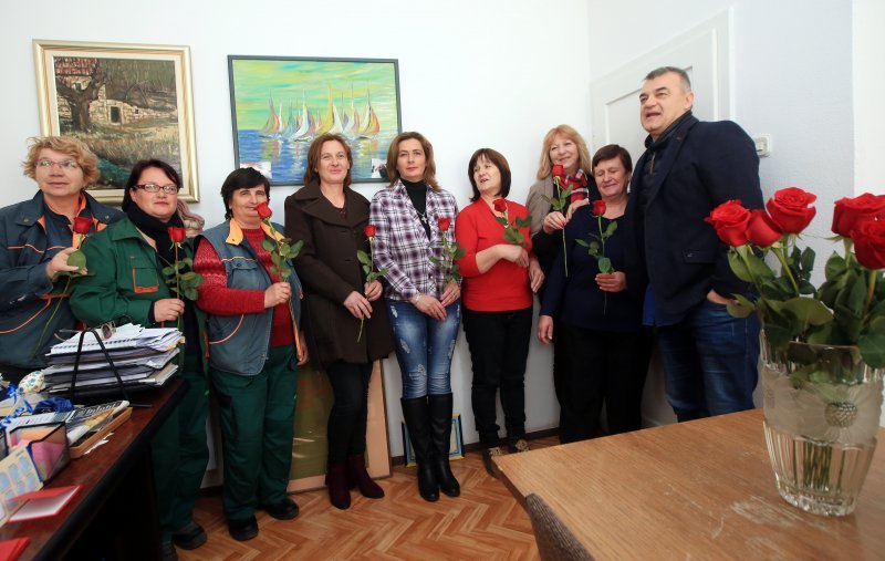 Direktor šibenskog Zelenila Siniša Burić djelatnicama podijelio ruže i novac