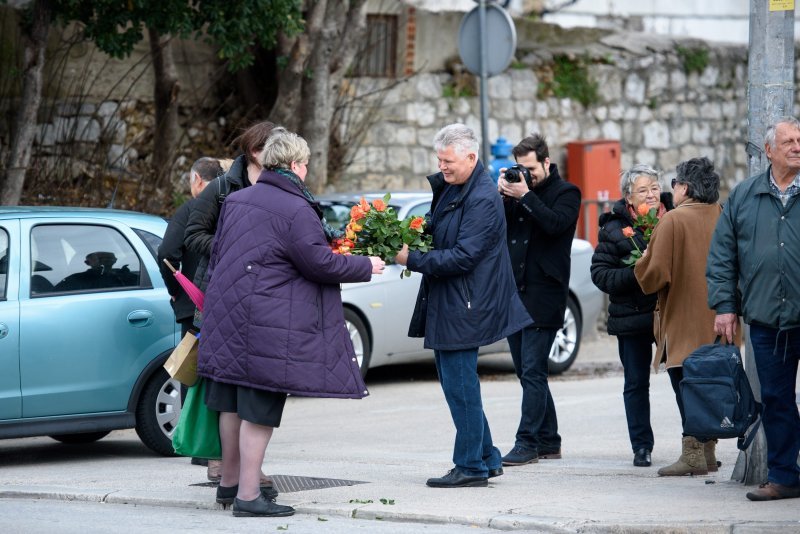 Andro Vlahušić dijelio ruže svojim sugrađankama