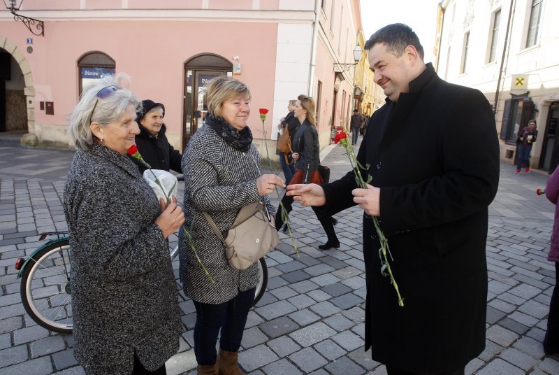 Alen Kišić, gradonačelnik Ivanca, dijelio cvijeće u povodom Dana žena