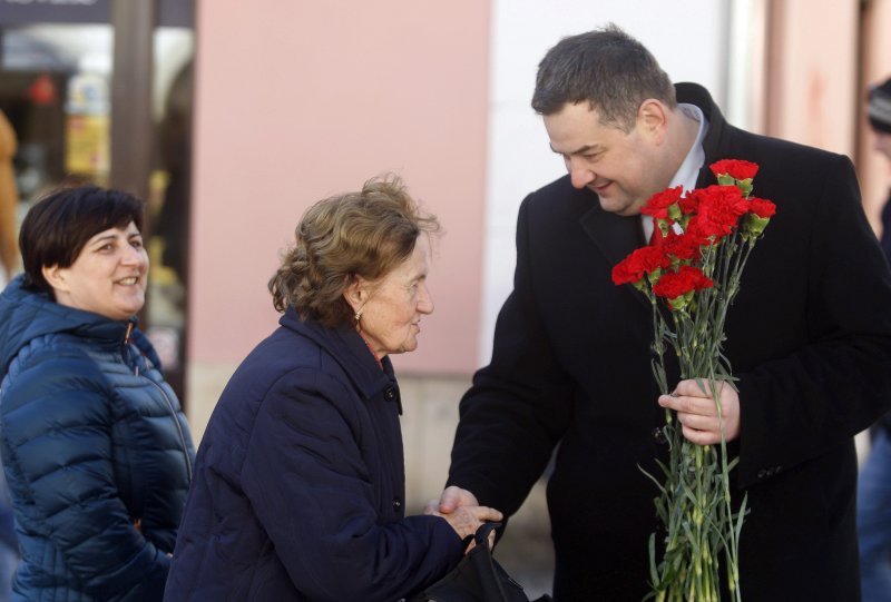 Alen Kišić, gradonačelnik Ivanca, dijelio cvijeće povodom Dana žena