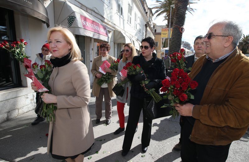 Splitski SDP-ovci predvođeni Aidom Batarelo dijelili ruže sugrađankama