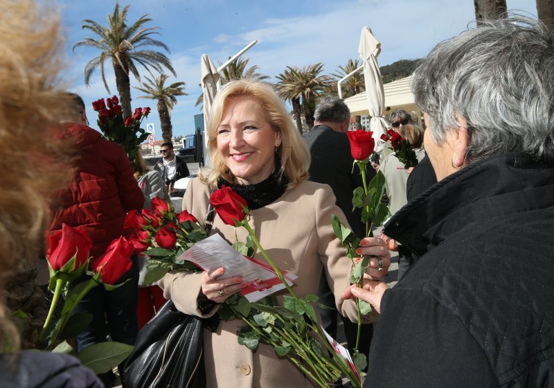 Splitski SDP-ovci predvođeni Aidom Batarelo dijelili ruže sugrađankama
