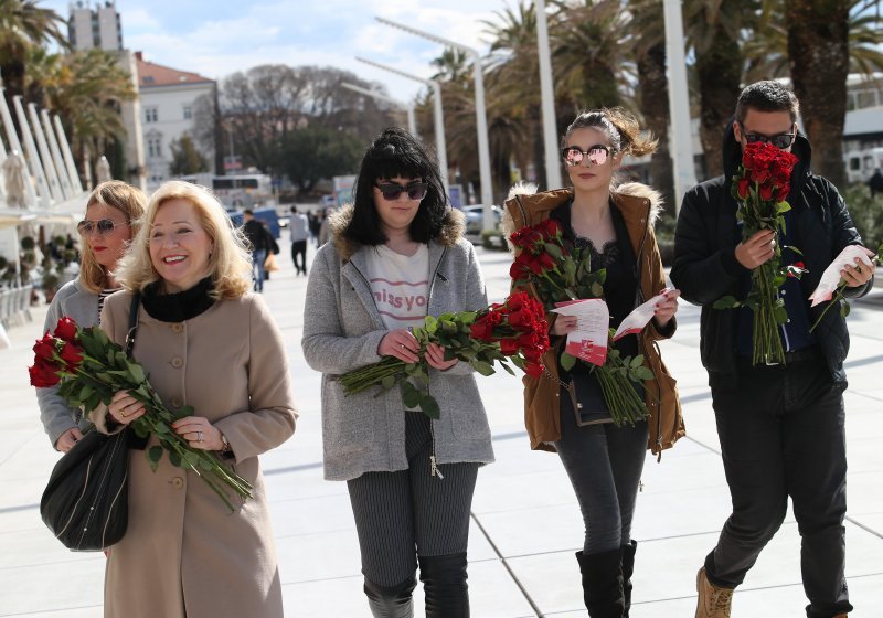 Splitski SDP-ovci predvođeni Aidom Batarelo dijelili ruže sugrađankama