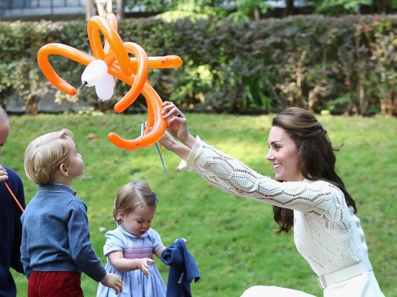 Kate Middleton s Georgeom i Charlotte