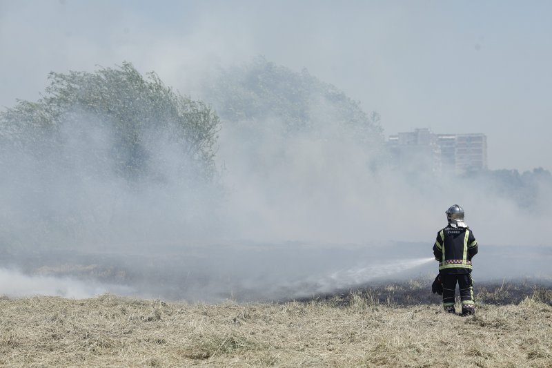 Maturant bacio signalnu raketu i izazvao požar