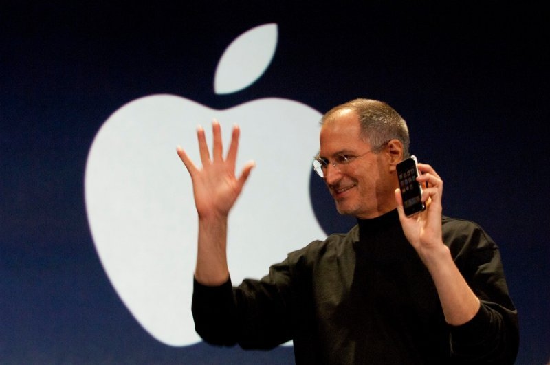 Steve Jobs predstavlja iPhone 2007. godine