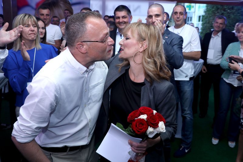 Zlatko Hasanbegović i Bruna Esih u izbornom stožeru u restoranu Mostovi slave nakon izlaznih anketa rezultate lokalnih izbora