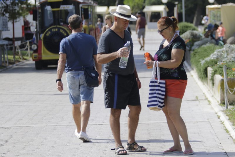Turisti u Makarskoj na različite se načine bore s vrućinom