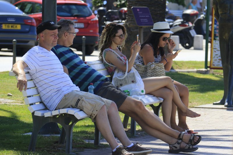 Turisti u Makarskoj na različite se načine bore s vrućinom