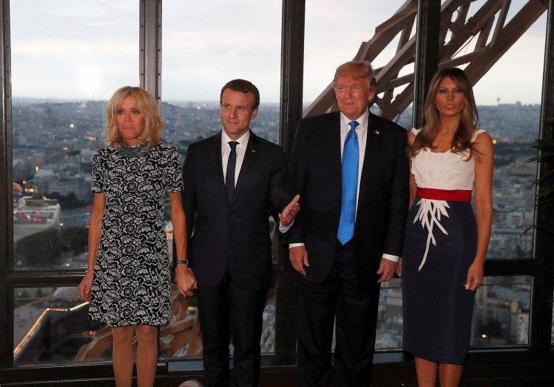 Bračni parovi Trump i Macron večerali su u restoranu Jules Verne u pariškom Eiffelovom tornju. Večeru u šest slijedova pripremio je chef Alain Degrasse, a jele su se francuske paštete, sirevi, goveđi file u tartufima te topli sorbet od jagode i jogurta.
