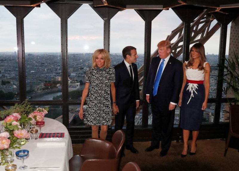 Bračni parovi Trump i Macron večerali su u restoranu Jules Verne u pariškom Eiffelovom tornju. Večeru u šest slijedova pripremio je chef Alain Degrasse, a jele su se francuske paštete, sirevi, goveđi file u tartufima te topli sorbet od jagode i jogurta.