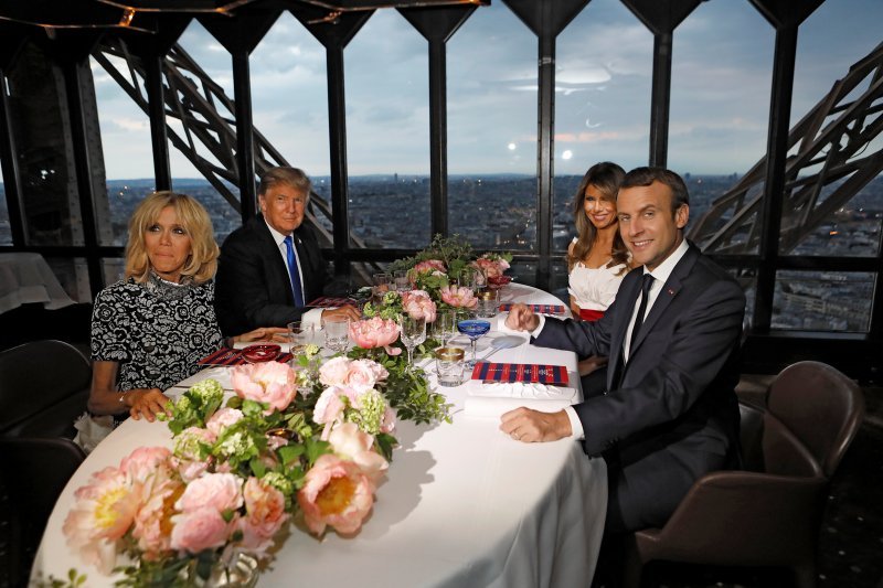 Bračni parovi Trump i Macron večerali su u restoranu Jules Verne u pariškom Eiffelovom tornju. Večeru u šest slijedova pripremio je chef Alain Degrasse, a jele su se francuske paštete, sirevi, goveđi file u tartufima te topli sorbet od jagode i jogurta.