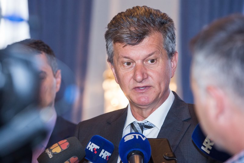 Milan Kujundžić, ministar zdravstva, ispred Vlade u povodu 100 dana iste