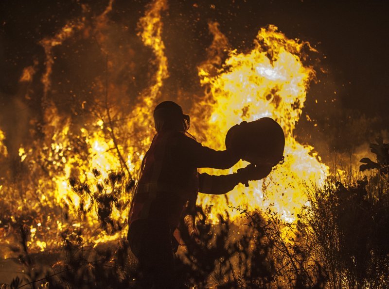 Stanovnici se bore protiv vatre u Kamenu