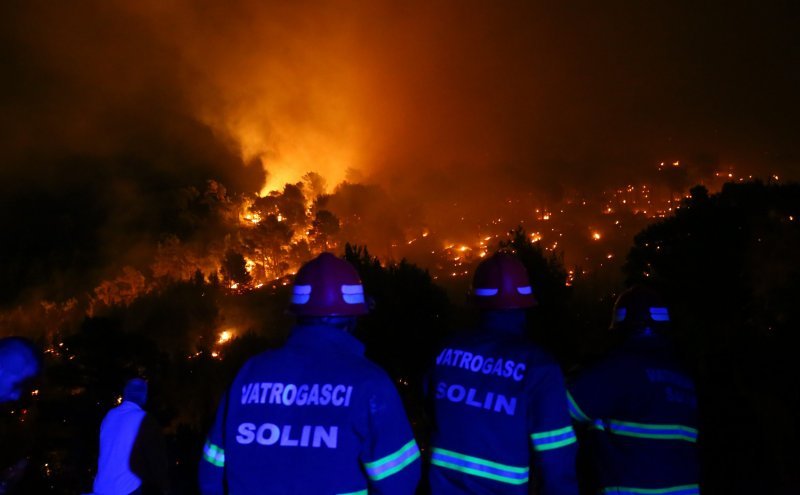 Stanovnici se bore protiv vatre u Kamenu