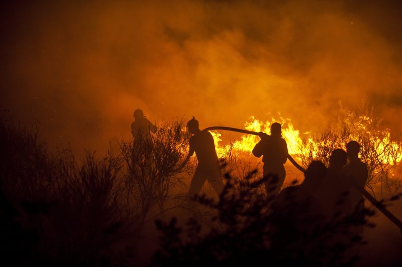 Stanovnici se bore s vatrom u Kamenu