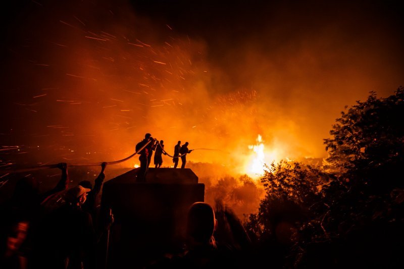 Splićani pokušavaju ugasiti požar u Kilama