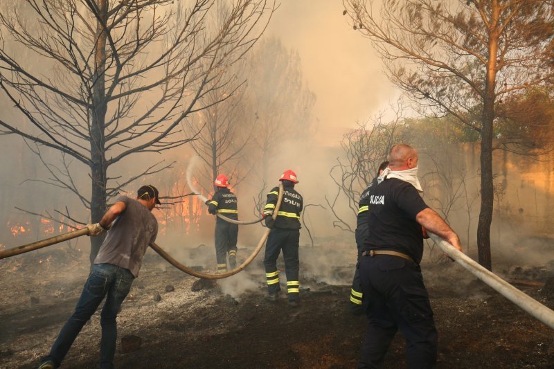 Stanovnici i vatrogasci zajedničkim snagama gase požar u Mravincima
