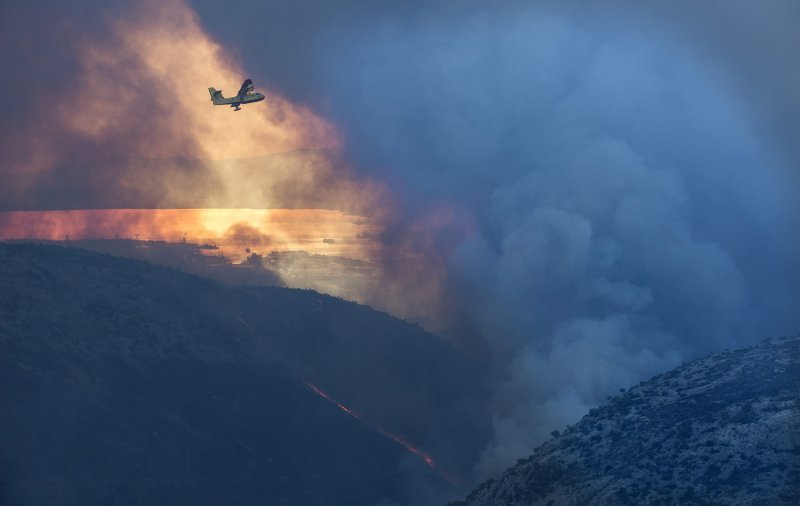 Kanader se probija kroz dim u Sitnom