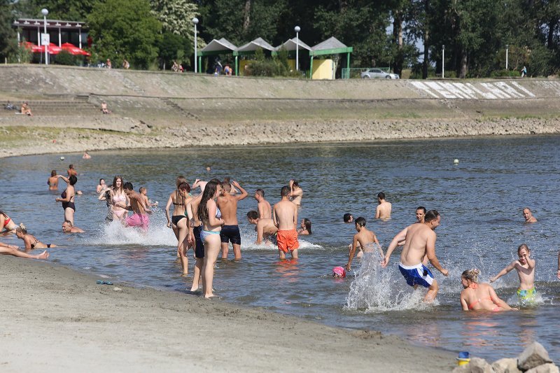 Osječani su osvježenje od vrućine pronašli u rijeci Dravi