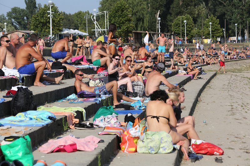 Osječani su osvježenje od vrućine pronašli u rijeci Dravi