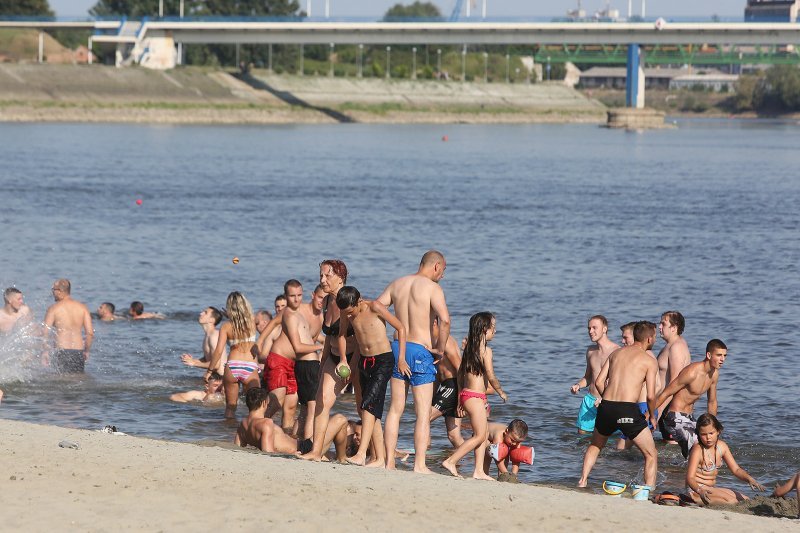 Osječani su osvježenje od vrućine pronašli u rijeci Dravi