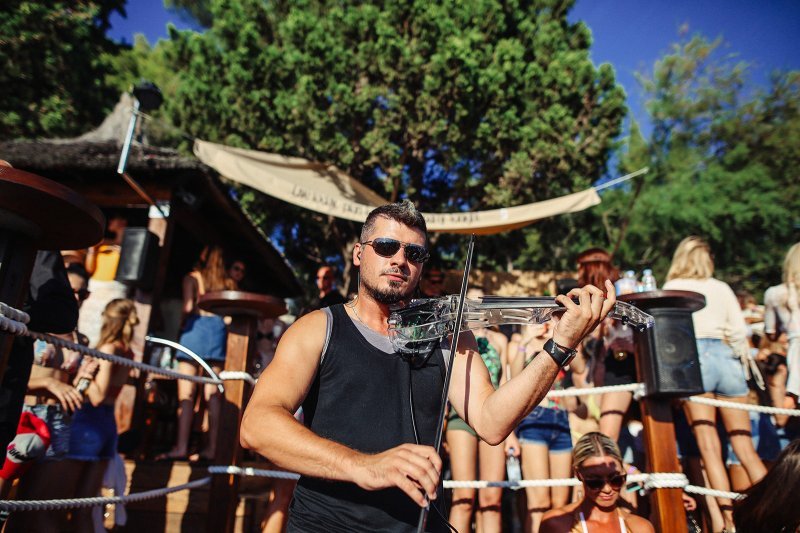 DJ Ressless zagrijao atmosferu na afterbeach zabavi u Hula Hula beach baru