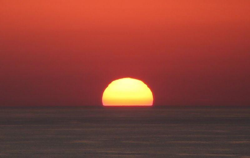 Nakon vrućeg ljetnog dana samo rijetki turisti imali su privilegiju gledati prekrasan zalaz sunca koji se vidi s vrha iznad grada Hvara