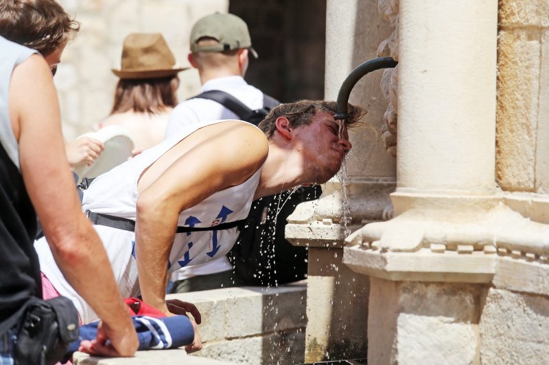 Turisti traže osvježenje na Onofrijevim fontanama u Dubrovniku