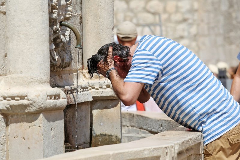 Turisti traže osvježenje na Onofrijevim fontanama u Dubrovniku