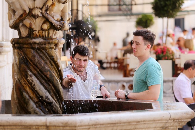 Turisti traže osvježenje na Onofrijevim fontanama u Dubrovniku