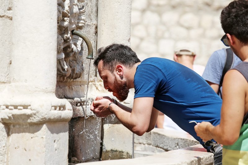 Turisti traže osvježenje na Onofrijevim fontanama u Dubrovniku