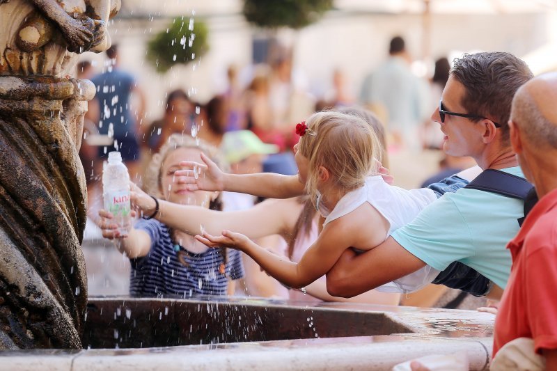 Turisti traže osvježenje na Onofrijevim fontanama u Dubrovniku