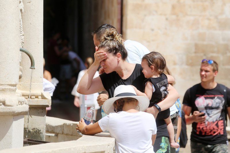 Turisti traže osvježenje na Onofrijevim fontanama u Dubrovniku