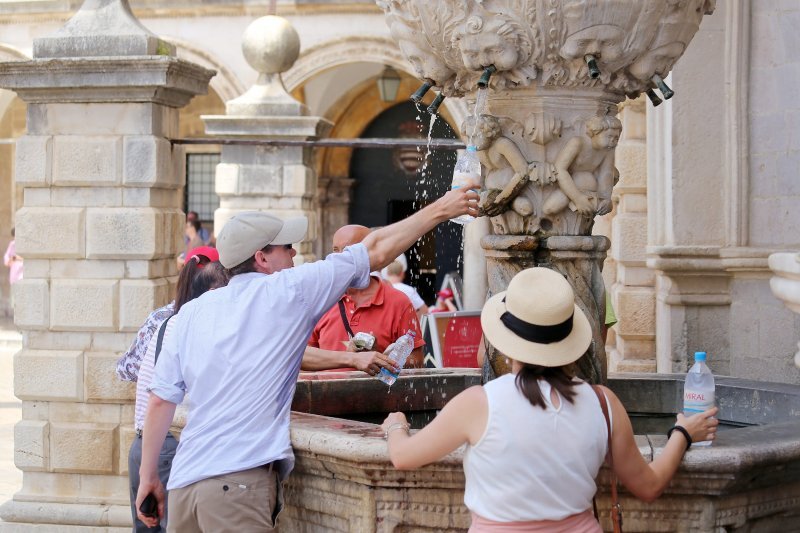 Turisti traže osvježenje na Onofrijevim fontanama u Dubrovniku