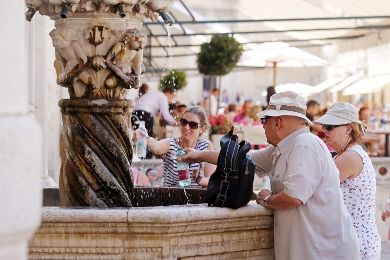 Turisti traže osvježenje na Onofrijevim fontanama u Dubrovniku