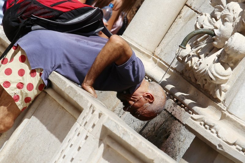 Turisti traže osvježenje na Onofrijevim fontanama u Dubrovniku