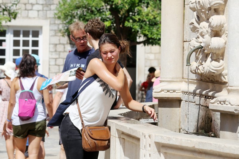 Turisti traže osvježenje na Onofrijevim fontanama u Dubrovniku