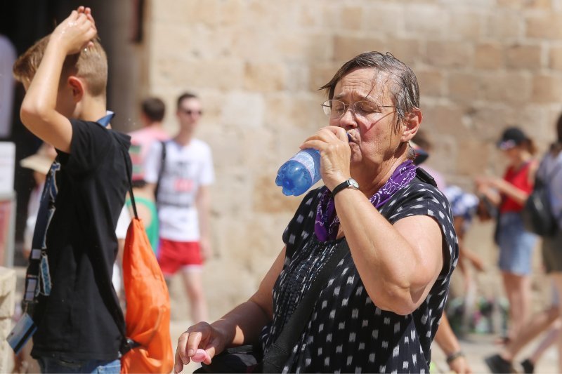 Turisti traže osvježenje na Onofrijevim fontanama u Dubrovniku