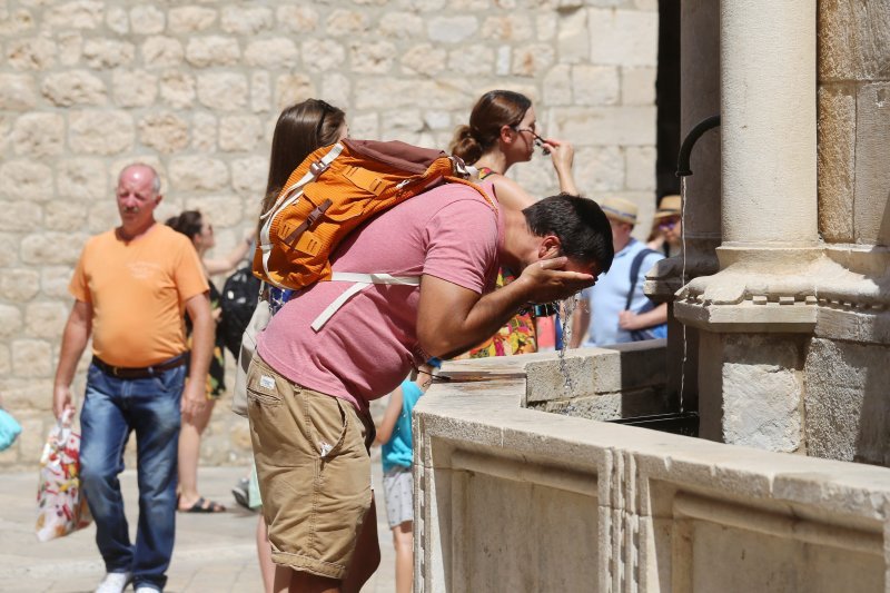 Turisti traže osvježenje na Onofrijevim fontanama u Dubrovniku