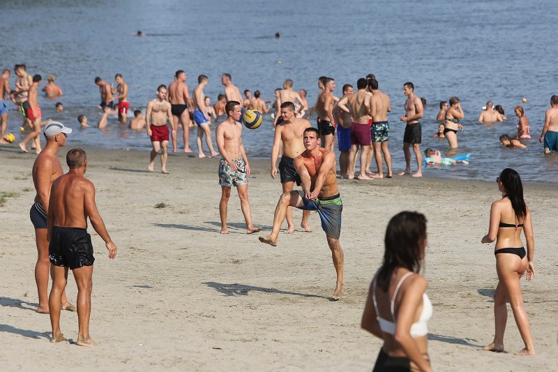 Osječani na gradskom kupalištu uz Dravu potražili osvježenje od vrućine