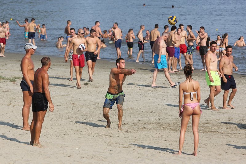 Osječani na gradskom kupalištu uz Dravu potražili osvježenje od vrućine