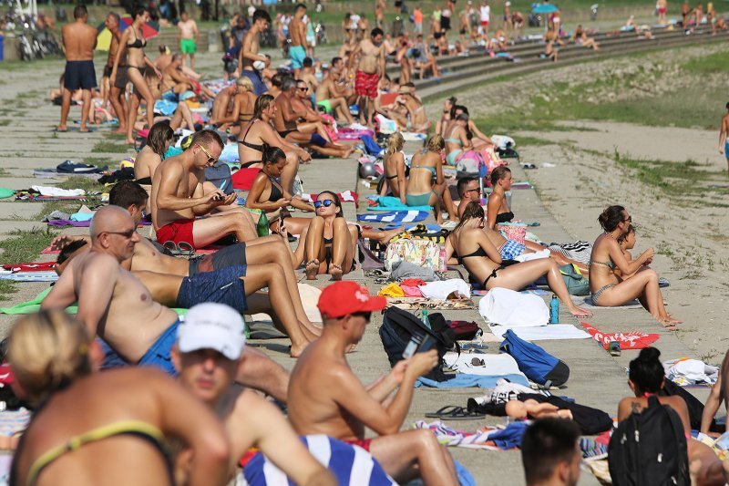 Osječani na gradskom kupalištu uz Dravu potražili osvježenje od vrućine